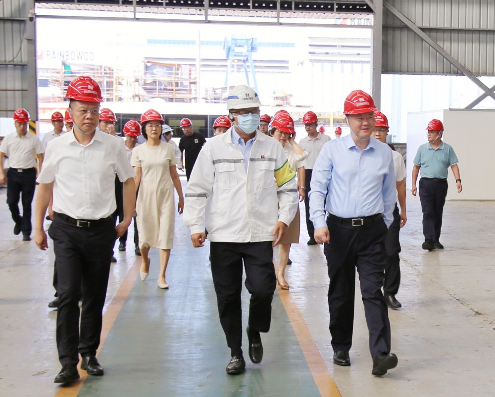 启东市委书记杨中坚一行莅临子公司伟德国际1946源于英国海洋焊接培训车间开展现场调研(图1)