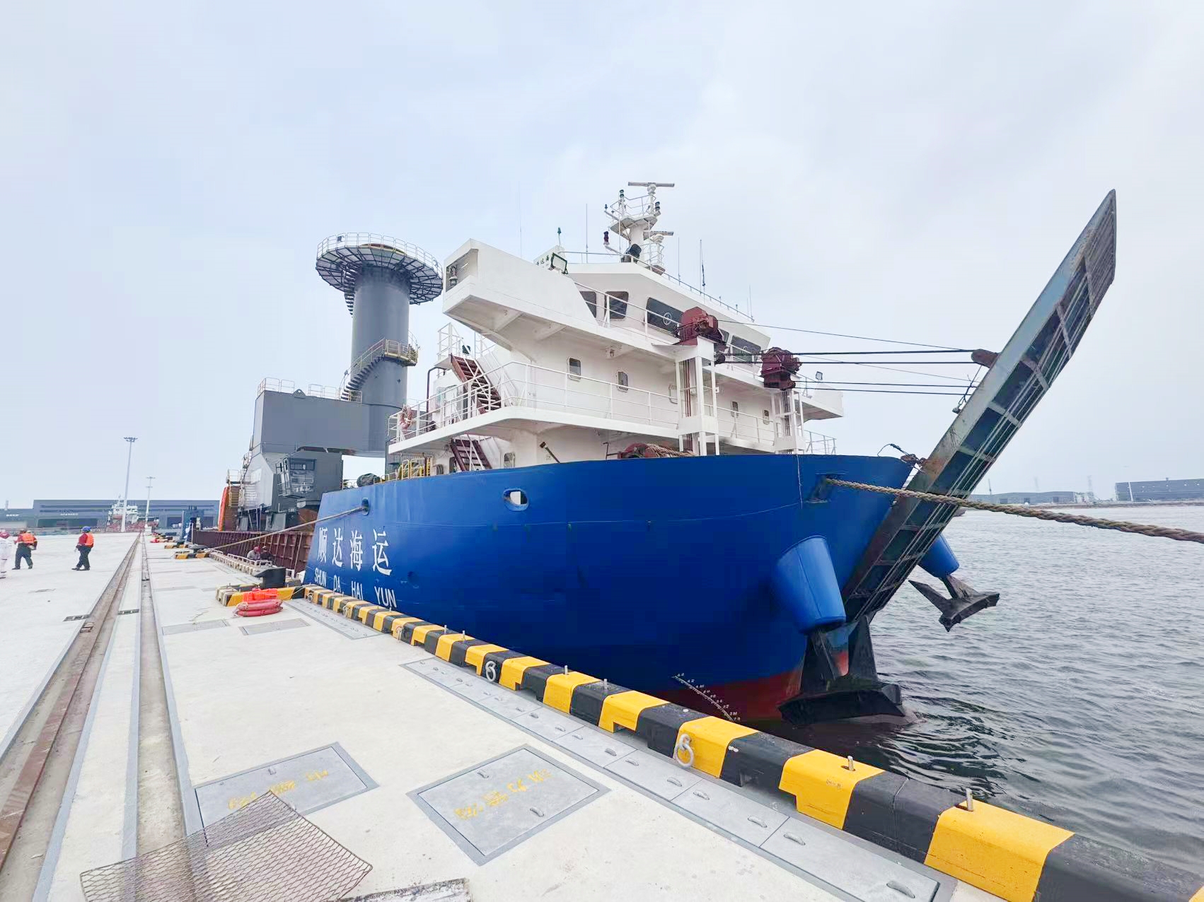 伟德国际1946源于英国智装码头迎来首艘船舶靠泊，GENMA通州湾制造基地发运能力实现重大突破(图2)