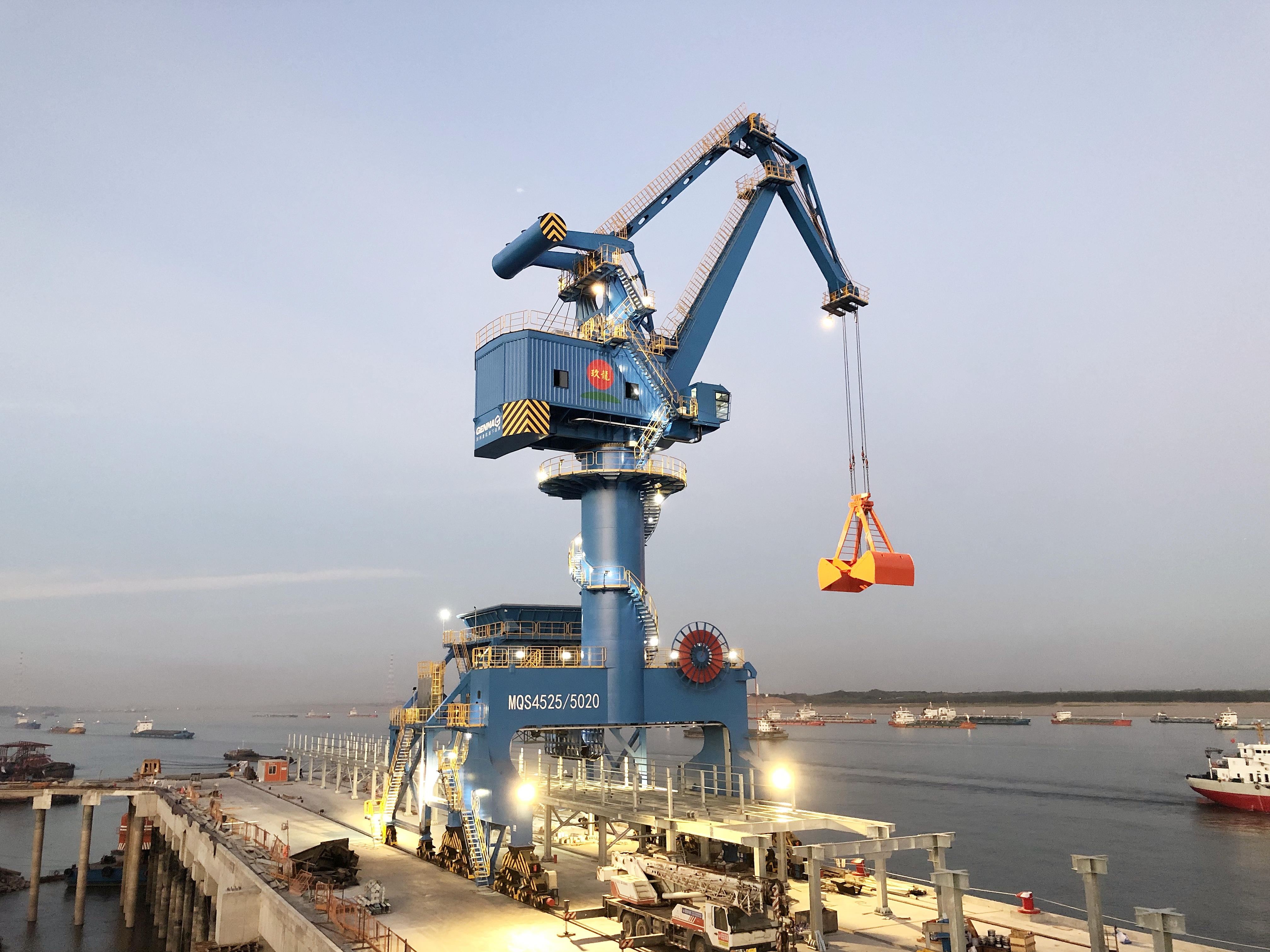 GENMA成功中标海外客户两台多功能门座式起重机订单(图1)