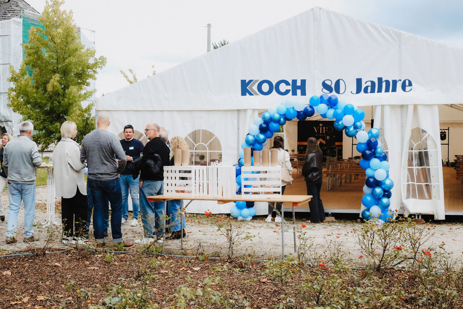 KOCH喜迎80周年庆典，伟德国际1946源于英国致贺共启新征程(图1)