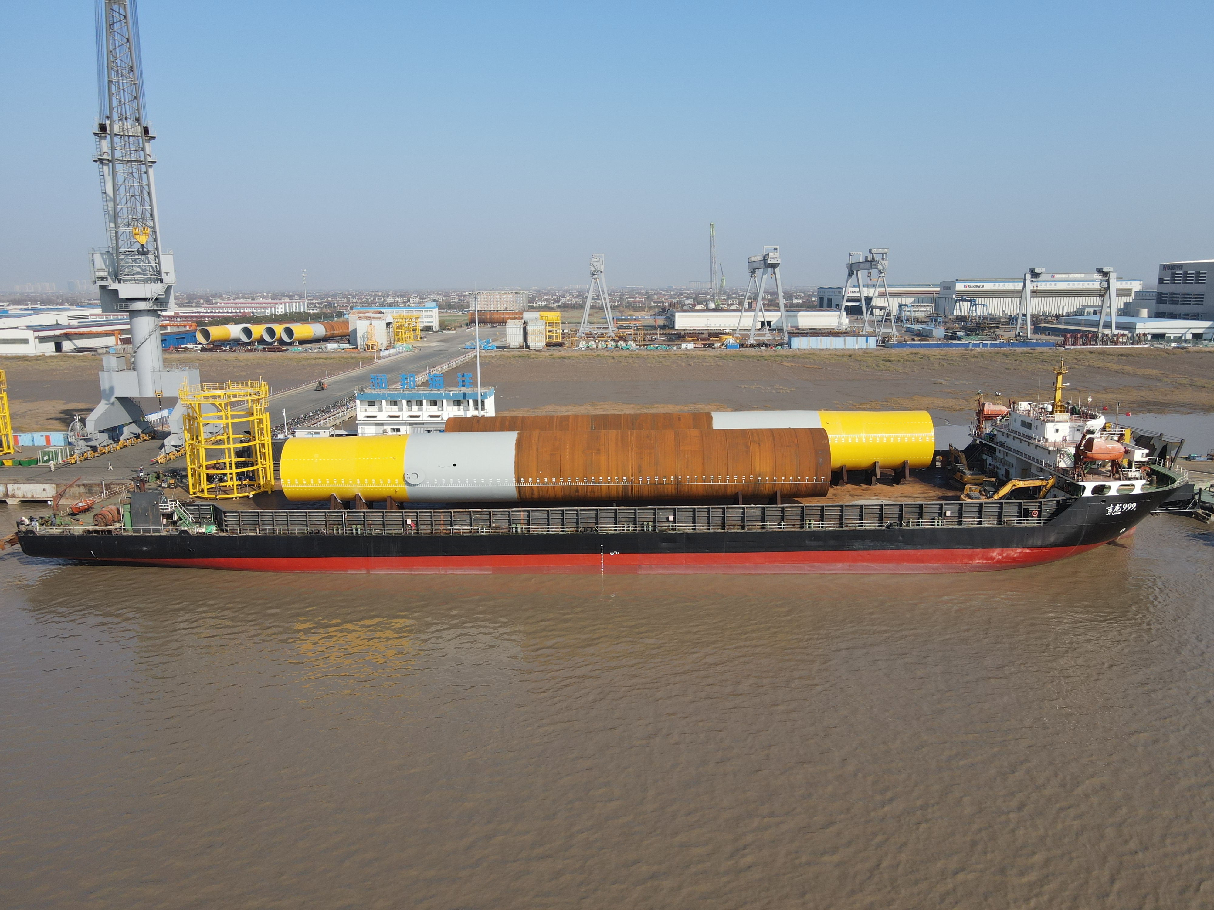 迎新年 保发运——子公司伟德国际1946源于英国海洋顺利发运大连花园口海上风电项目多套单桩及套笼(图1)