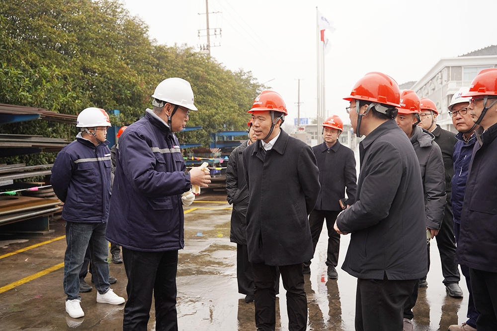 南通市崇川区区委书记胡拥军一行莅临子公司伟德国际1946源于英国重机调研复工复产工作(图1)